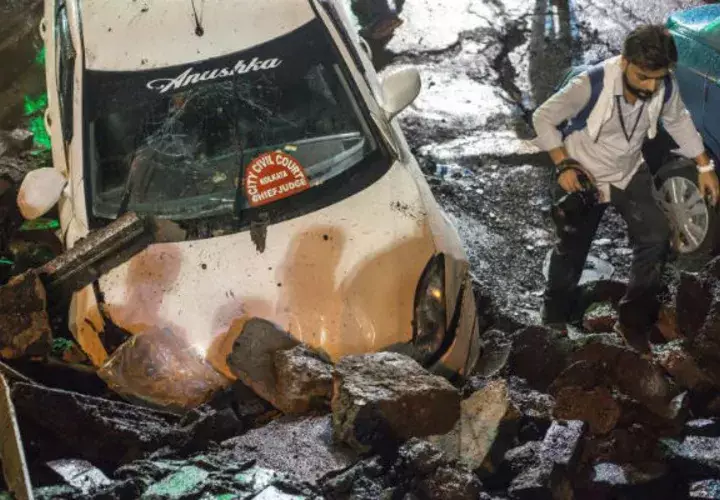 Un coche aplastado en el lugar en el que un puente se ha derrumbado en Calcuta (India). Foto: EFE