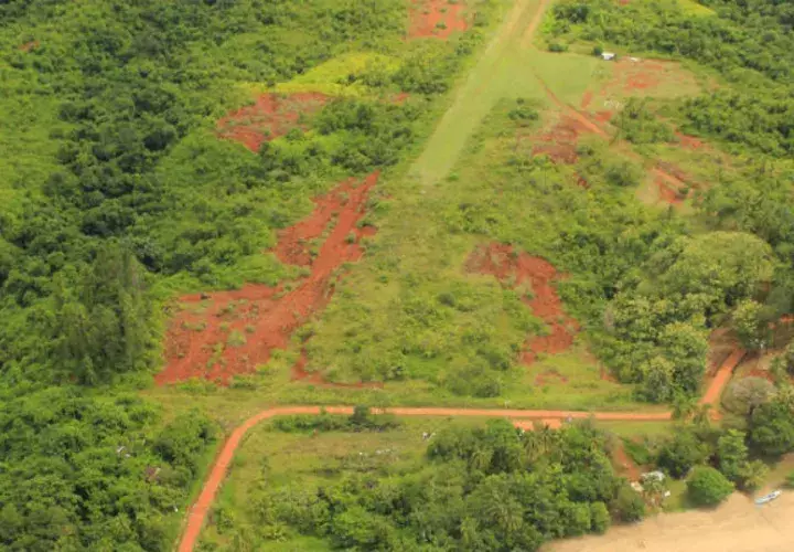 Temen que la pista de aterrizaje en Isla Coiba sea el inicio de otras obras. Foto: Cortesía 