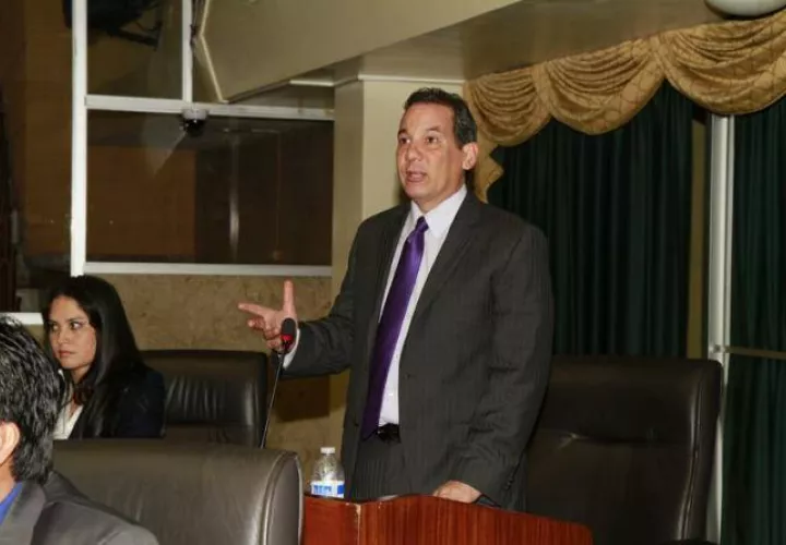 Diputado Iván Picota. 