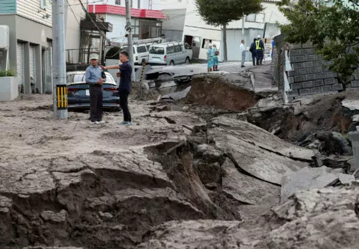 Graves daños en una calle de Sapporo tras el terremoto de Japón. Foto: EFE