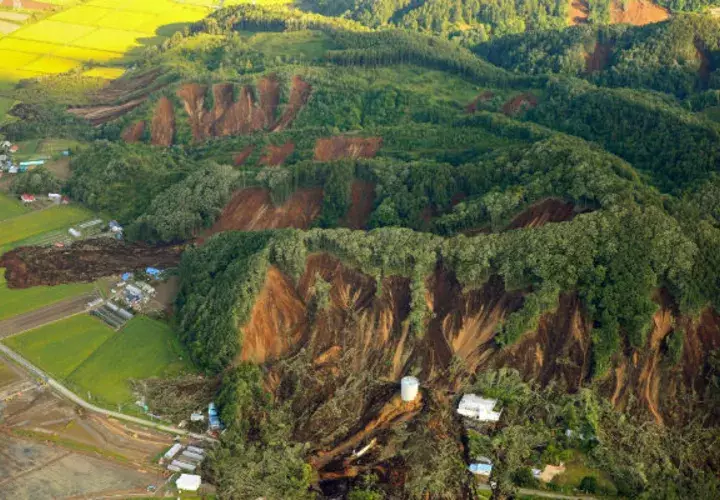 La lengua de lodo arrastrado tras un alud provocado tras el terremoto en Japón. Foto: EFE