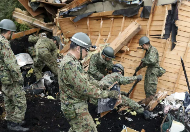  La búsqueda de personas perdidas en una vivienda colapsada por el terremoto en Japón. EFE