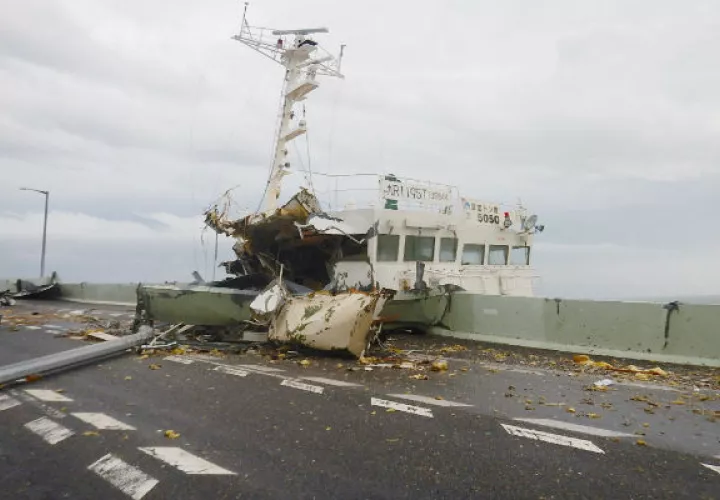 Un barco colisionado con un puente cercano al aeropuerto Kansai. Foto: EFE