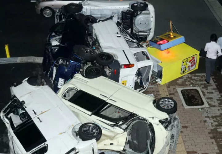 Coches destrozados como consecuencia de los fuertes vientos. Foto: EFE 