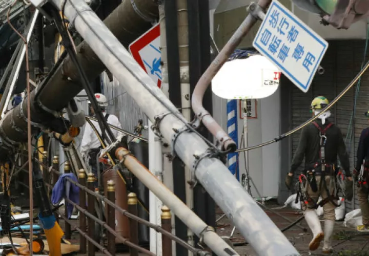 Daños materiales ocasionados por el tifón Jebi. Foto: EFE 