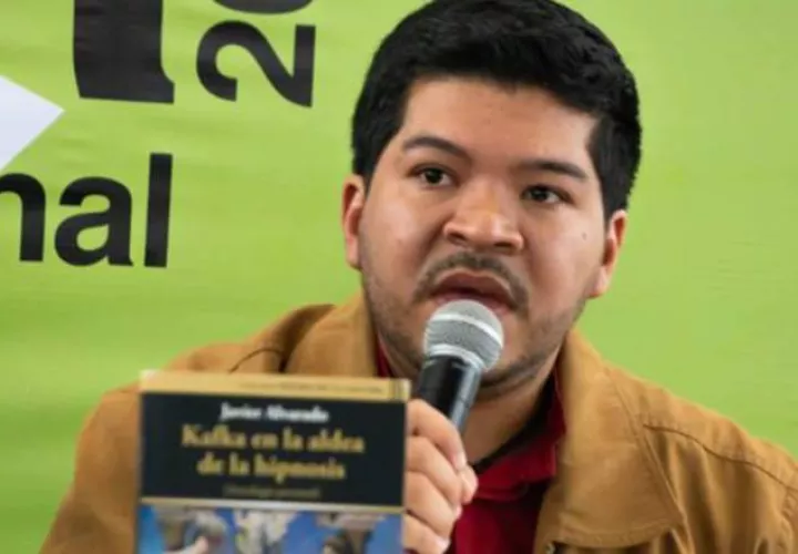 El poeta Javier Alvarado  en la FILCR 2018. /Foto Facebook.