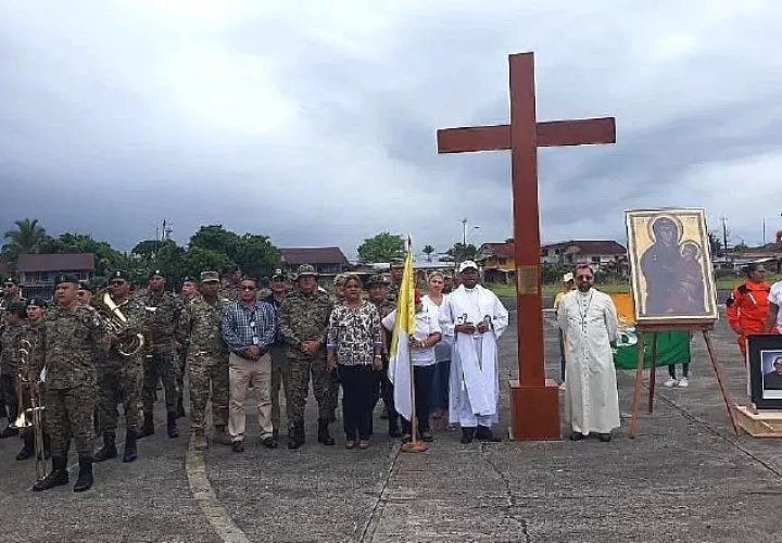 La Cruz Peregrina inició su recorrido por las diferentes diócesis a nivel Nacional.  Cortesía