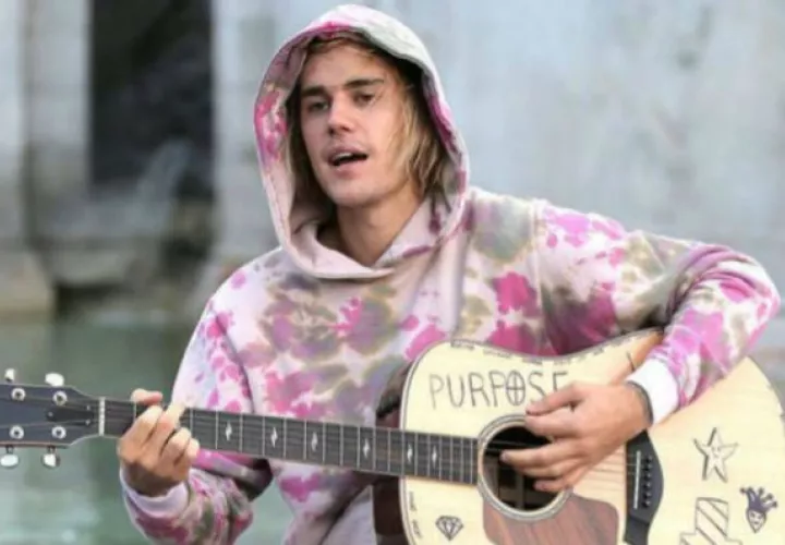 A través de videos que circulan en la red, se observa el momento en el que Bieber toca su guitarra y le canta a Hailey.