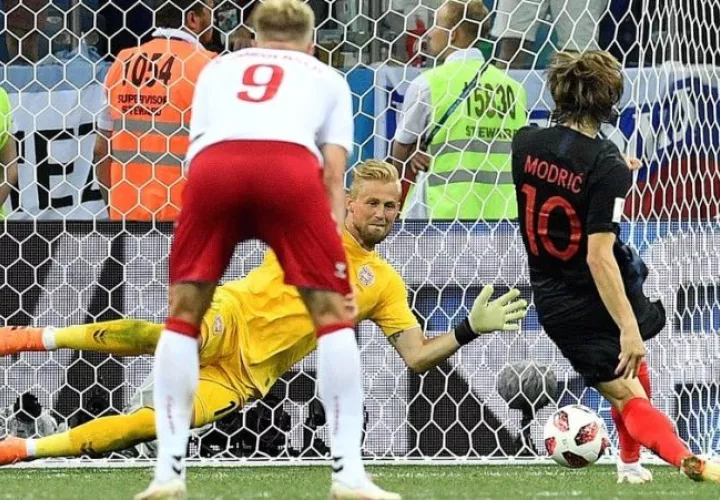 Kasper Schmeichel ataja un penal a Luka Modric durante el pasado mundial. Foto AP