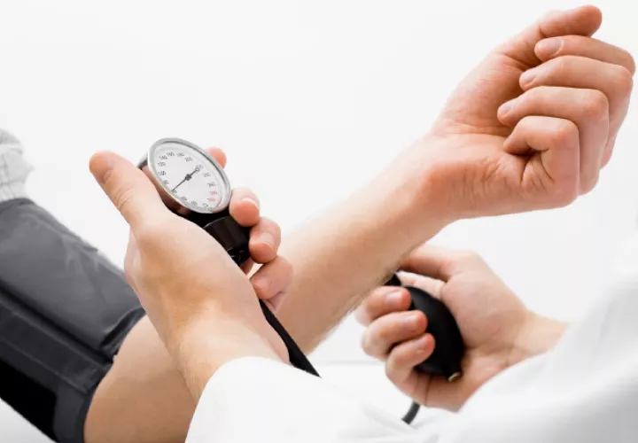 La toma de presión constante ayuda a detectar la hipertensión arterial. /Foto: Web