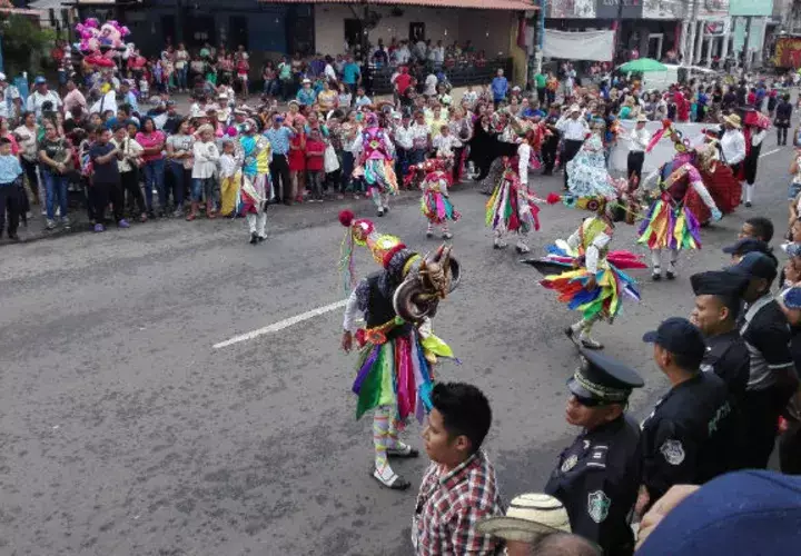 Las distintas delegaciones se lucieron en el desfile de La Chorrera en Panamá Oeste. Foto: Eric Montenegro.