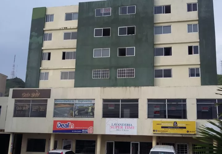 Moradores de edificio de apartamentos en Limajo temen quedarse sin hogar. Foto/Cortesía