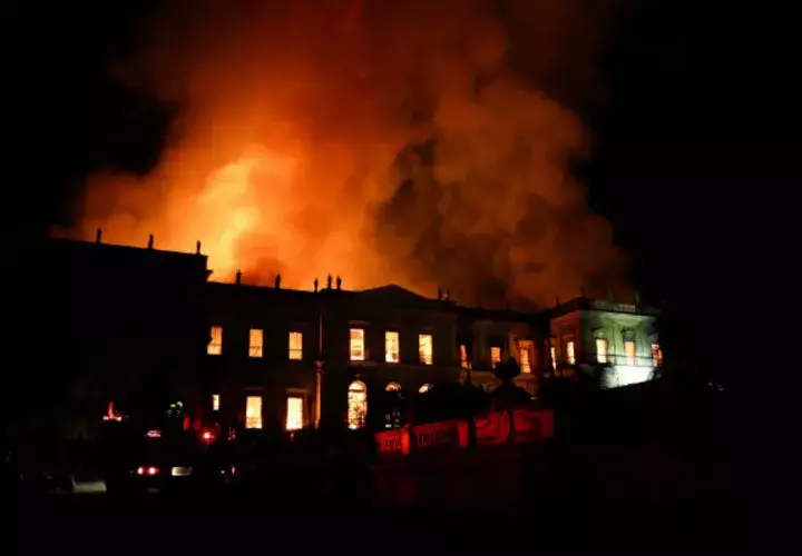 El Museo Nacional de Río de Janeiro, mientras es consumido por las llamas. Foto: EFE 
