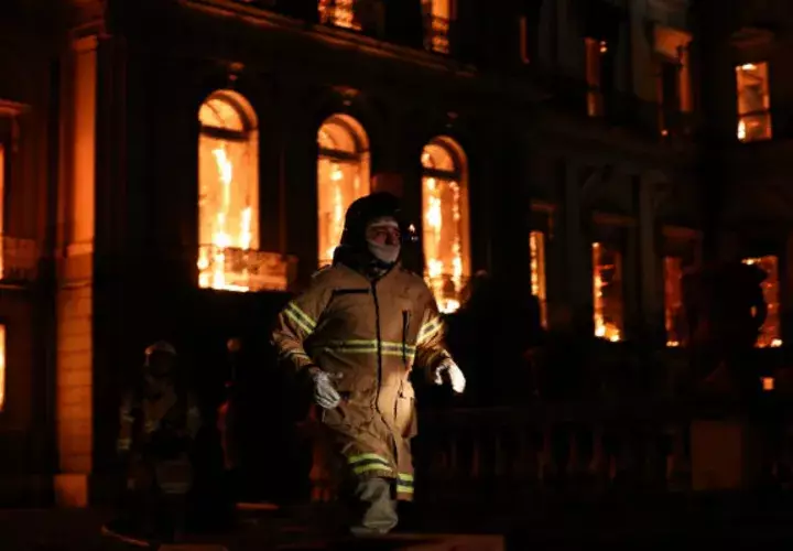 Bomberos trabajan para contener el gran incendio. Foto: EFE