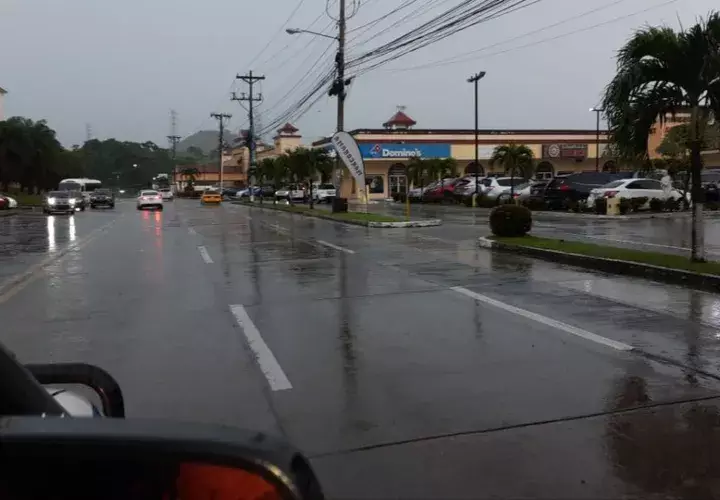 Varias áreas se inundaron con la lluvia en la capital. 