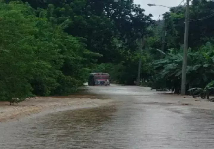 En Colón, las lluvias han provocado inundación en las vías principales. / Foto: Panamá América