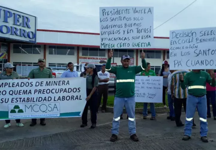 Los trabajadores portan pancartas cerca del puente sobre el río La Villa en Los Santos. Foto: Thays Domínguez.