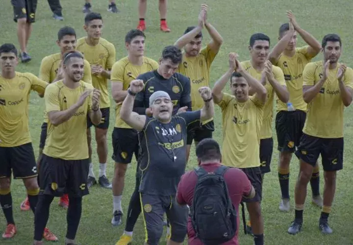 Maradona trabajando con su nuevo equipo. Foto EFE
