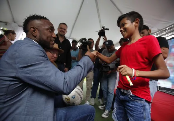 Luis Tejada compate con los pequeños. Foto EFE