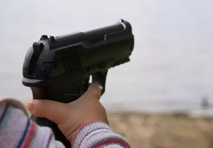 La niña encontró el arma en el patio de una residencia y empezó a jugar con ella. / Foto: Ilustración Epasa.