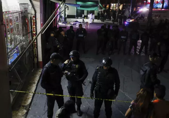 Agentes policiales acordonan el área de Garibaldi, donde tres personas. FOTO/AP 