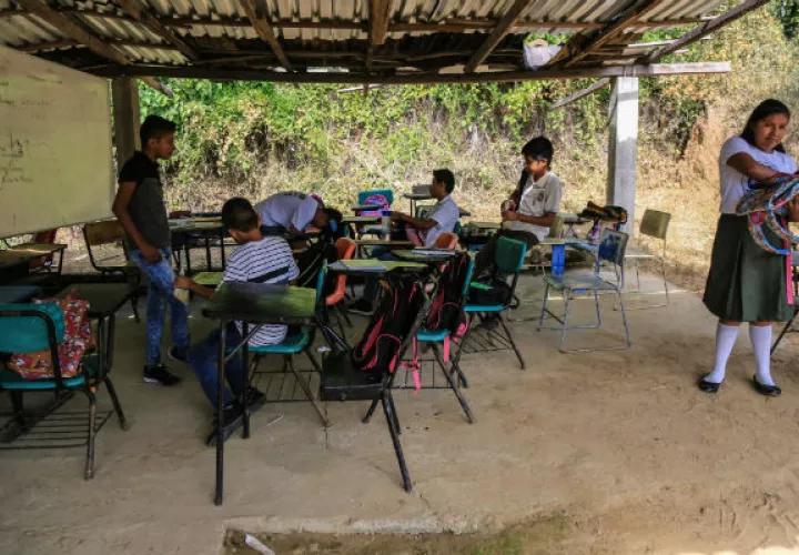 La reconstrucción de las escuelas tampoco ha sido en un año también han sido muy lentas. FOTO/EFE