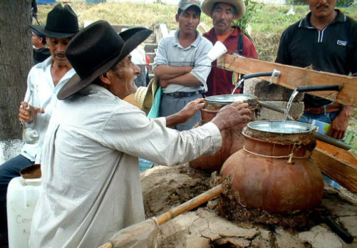Mezcaleros trabajando en la comunidad de Santiago Matatlán, en el estado de Oaxaca (México). Cargado de tradición, el mezcal ha registrado en los últimos años un crecimiento exponencial. FOTO/EFE