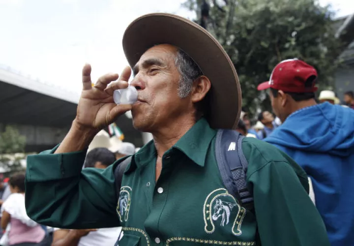 Mezcaleros protestan, en contra de la denominación de origen a la bebida del mezcal que se otorgo al Estado de México, Aguscalientes y Morelos y que por tradición, se produce tradicionalmente en Oaxaca. FOTO/EFE