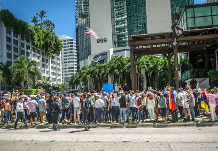 Decenas de venezolanos y cubanos radicados en EE.UU. protestan frente al restaurante de Nusret Gökçe, el chef turco que ofreció recientemente un festín al presidente de Venezuela, Nicolás Maduro.FOTO/EFE