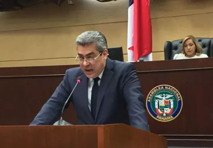 El ministro Miguel Mayo ante el pleno de la Asamblea Nacional.