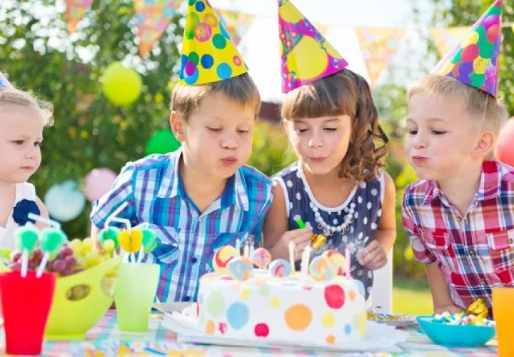 Cumpleaños de dos o más niños son cada día más adoptados por las familias.