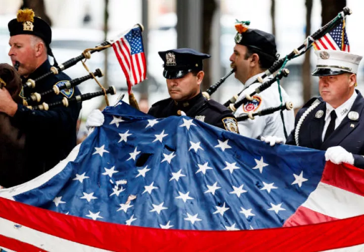 Policías y bomberos rinden tributo a las víctimas de los atentados. Foto: EFE.