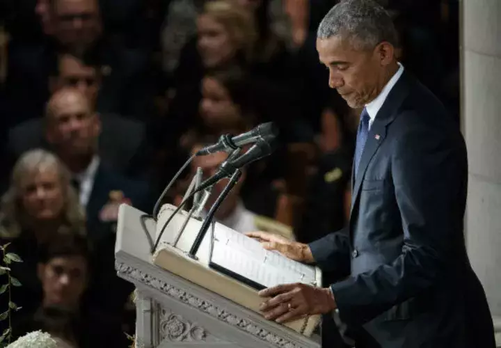 El expresidente Barck Obama, exalta al político John McCain y sus enseñanzas. FOTO/AP