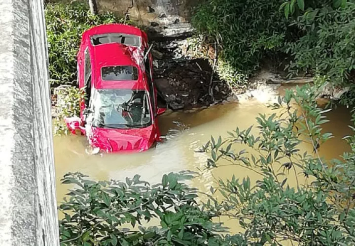 El conductor perdió el control del auto. Foto/Eric Montenegro