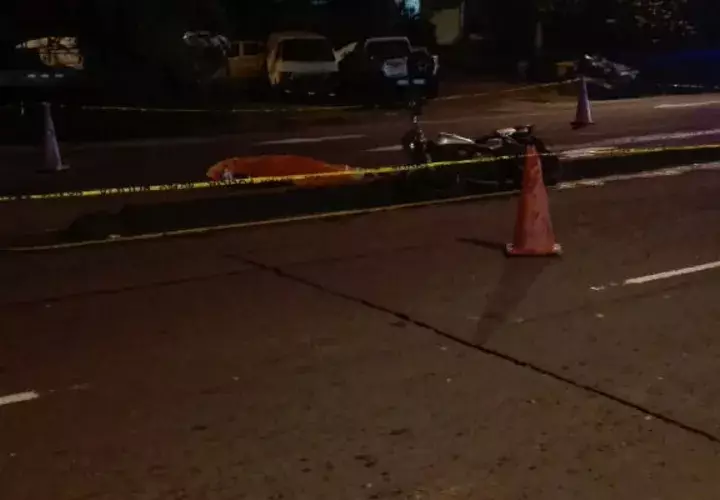 El cuerpo de la víctima quedó tirado en la calzada con dirección al interior del país en tanto que la motocicleta fue ubicada en vía hacia la ciudad capital. Foto/Eric Montenegro