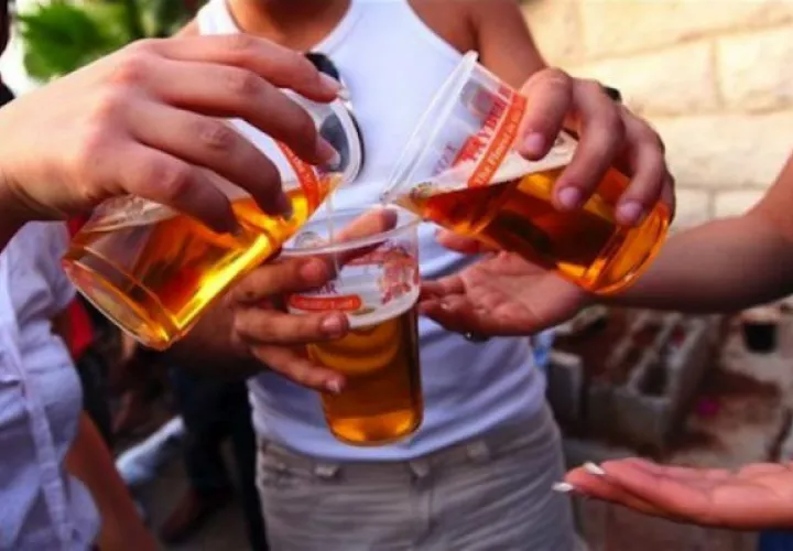 El estudio de la OMS subraya que las encuestas escolares revelan que el consumo de alcohol empieza en muchas ocasiones antes de los 15 años. 