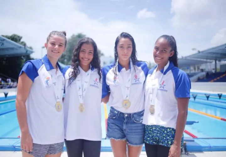para el equipo femenino de Panamà que gana el relevo 4 x 100 combinado de los Juegos Codicader 2018. Foto Pandeportes