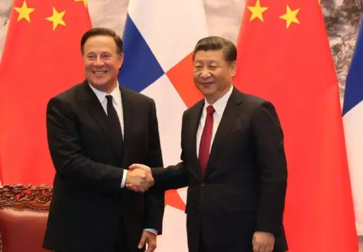 El presidente de Panamá, Juan Carlos Varela, y Xi Jinping, presidente de la República Popular China. Archivo