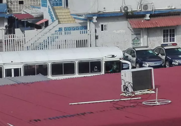 La droga era transportada en un autobús de la ruta Colón - Panamá el cual era escoltado por dos autos tipo sedán, según narran los testigos.