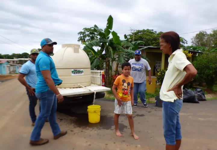 Los pariteños luchan contra la falta de agua potable y de electricidad. Foto/Mayra Madrid