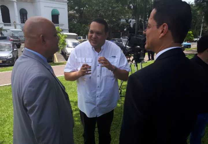 Periodistas y otros grupos civiles estuvieron presentes en el Parque Porras. 