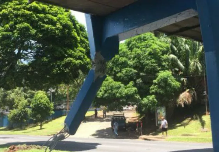 El puente peatonal de la CSS bajo inspecciones. Foto: Archivo