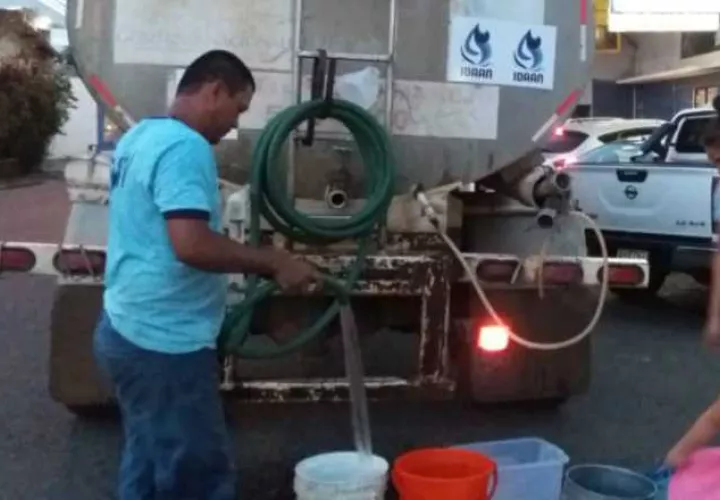 Moradores de San Isidro consumen agua con sabor a óxido.