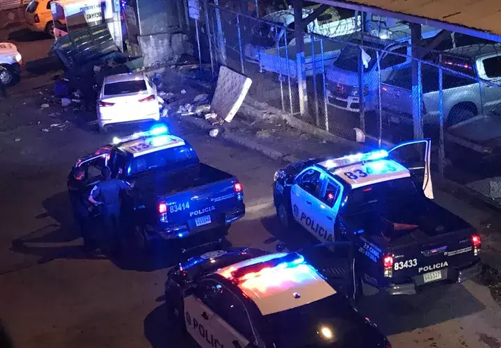 Dos sujetos fueron atrapados tras la persecución que surgió tras el secuestro de una mujer. Foto: Tráfico Panamá.