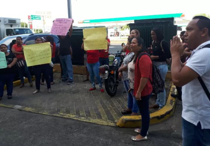 Trabajadores despedidos por Sky Chefs protestaron en el Mitradel