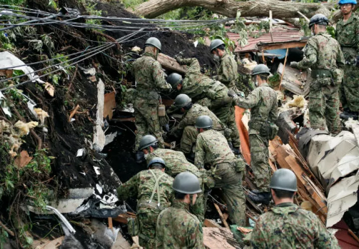  Personal de la Fuerza de Autodefensa en Tierra de Japón ayuda en la búsqueda de personas perdidas en una vivienda colapsada por el terremoto. Foto: EFE