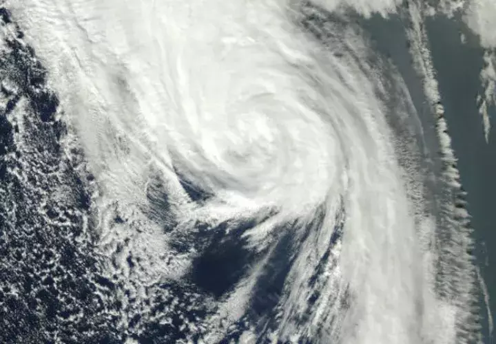 la tormenta tropical presenta vientos máximos sostenidos de 75 kilómetros por hora (45 millas por hora) y se 