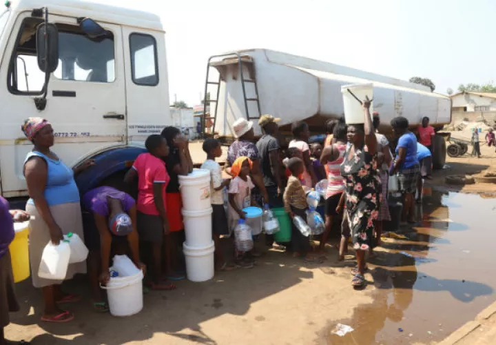 Residentes recogen agua potable de un depósito en Harare, Zimbabue por el brote de cólera. EFE