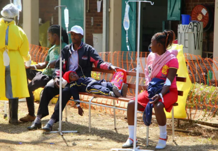 Pacientes que podrían estar enfermos de cólera en Zimbabue esperan para recibir tratamiento médico. EFE