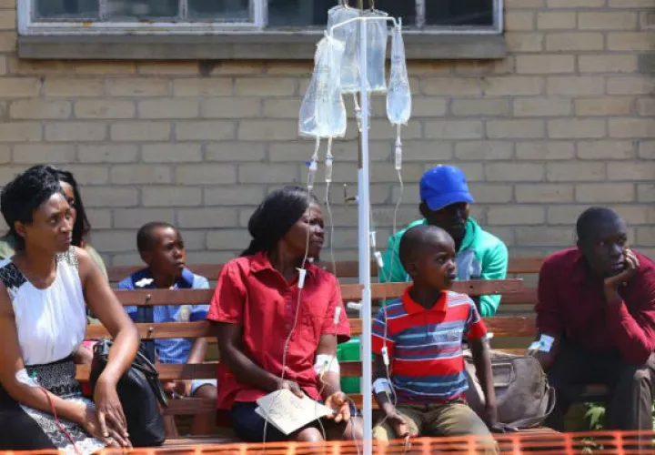 Pacientes que podrían estar enfermos de cólera esperan para recibir tratamiento médico en Zimbabue. Foto: EFE